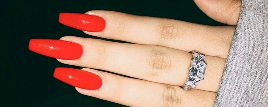 Manicura roja sólida