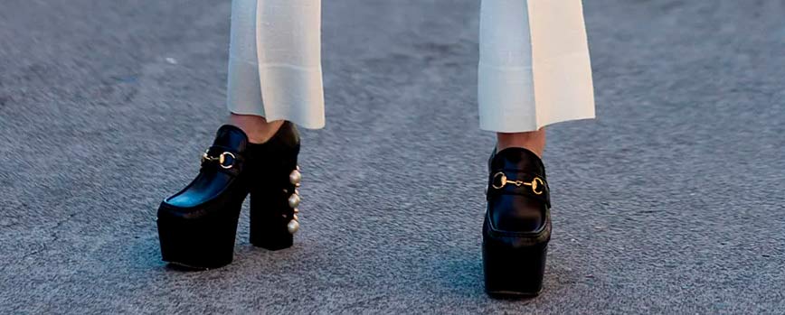 Outfit con mocasines altos mujer