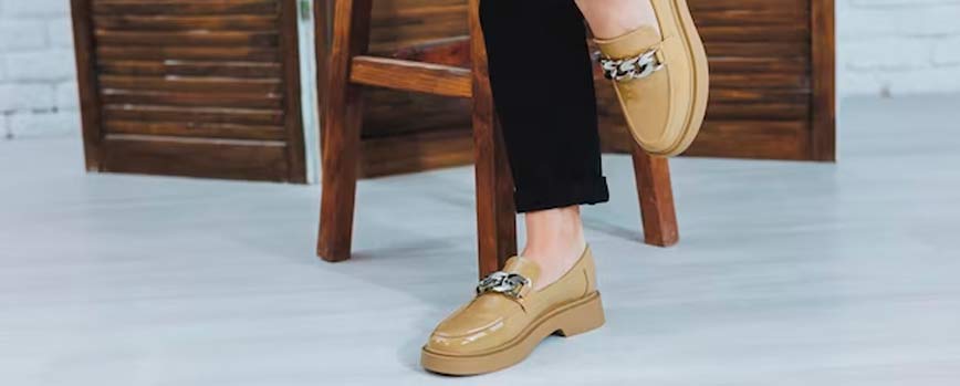 Outfit con mocasines beige mujer
