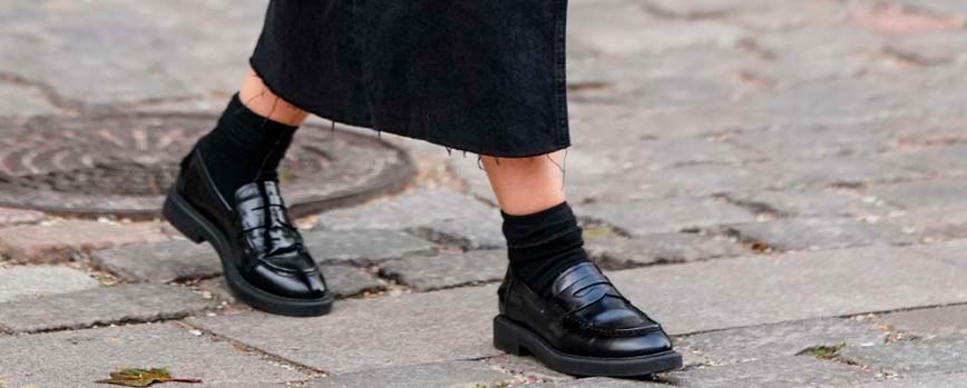 Outfit con mocasines negros mujer