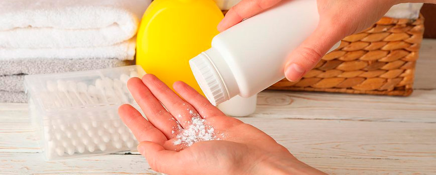 Controlar la grasa del pelo, uno de los usos de los polvos de talco más eficaces