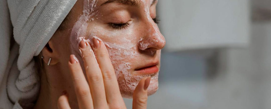 ¿Cómo quitar las manchas marrones de la piel?