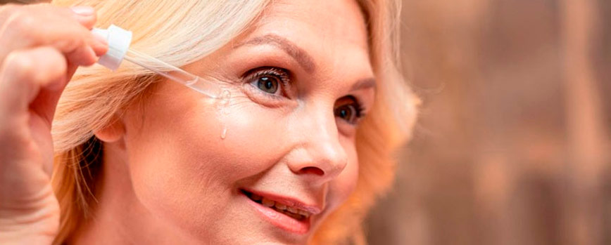 Cuidado de la piel específico para mejorar la flacidez facial a los 50