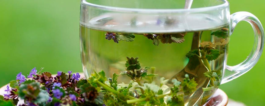 Té de salvia, un remedio casero para no sudar tanto infalible