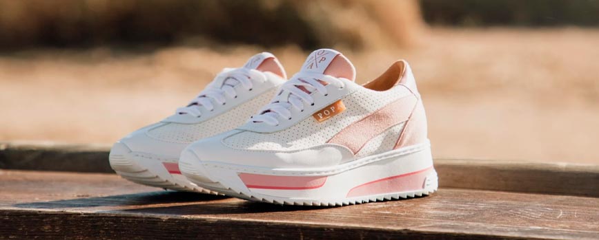 Zapatillas con vestido: ¿qué modelos de zapatillas combinan bien entre sí?