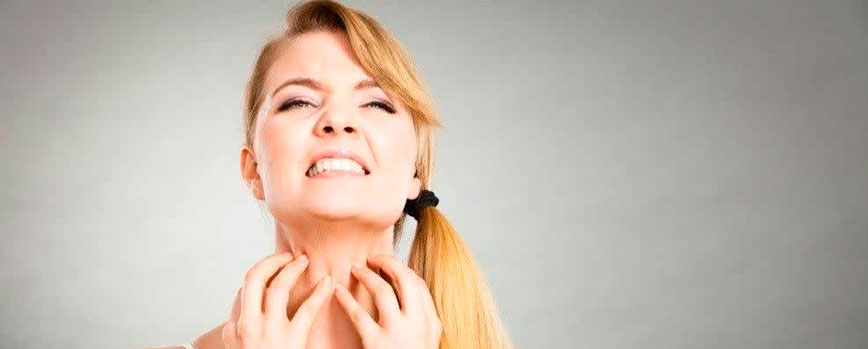 Síntomas de los sarpullidos en el cuello