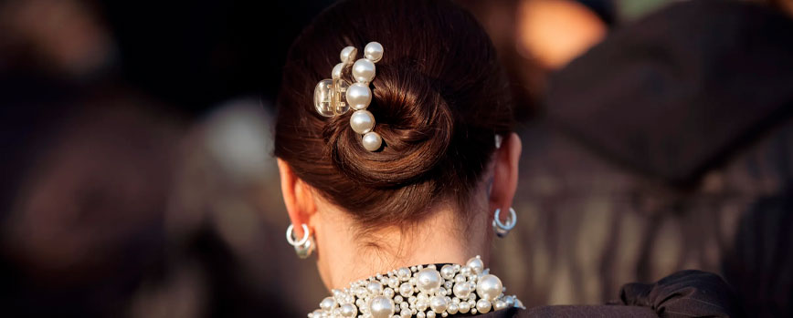Semirecogido con accesorios en tendencia