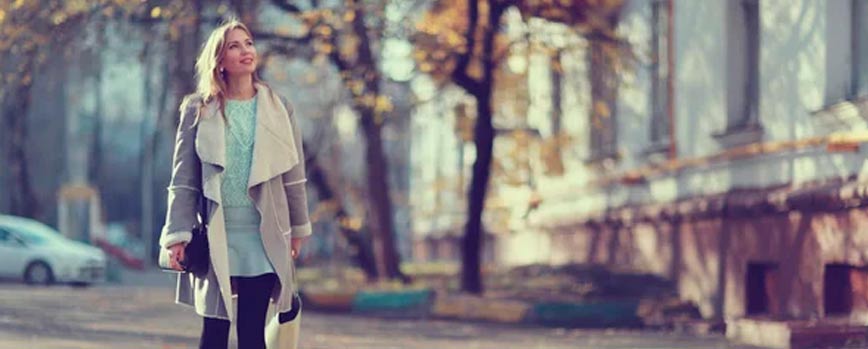 Una postura correcta puede elevar el outfit