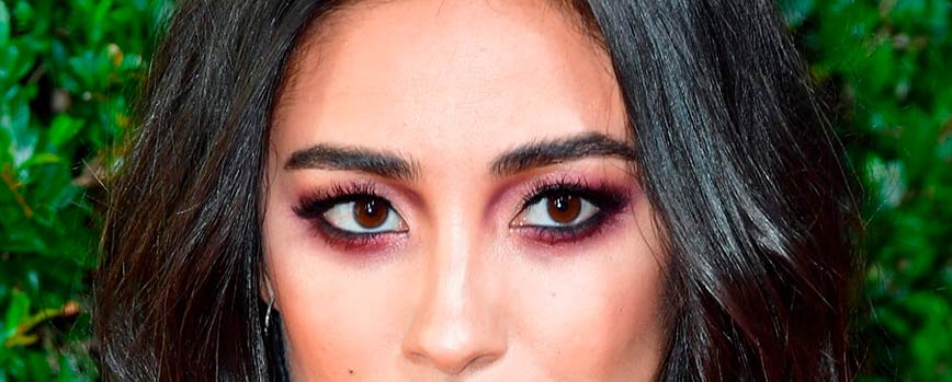 Delineado dramático: maquillaje de los 90 grunge