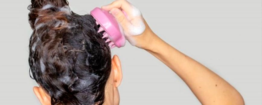 ¿Qué es exfoliar el cuero cabelludo?
