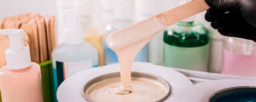 ¿Cómo quitar restos de cera depilatoria de la piel?