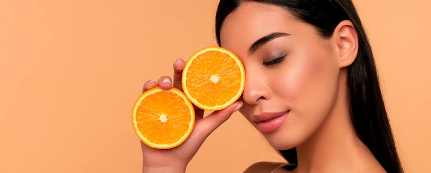 ¿Qué hace la vitamina C en la cara?