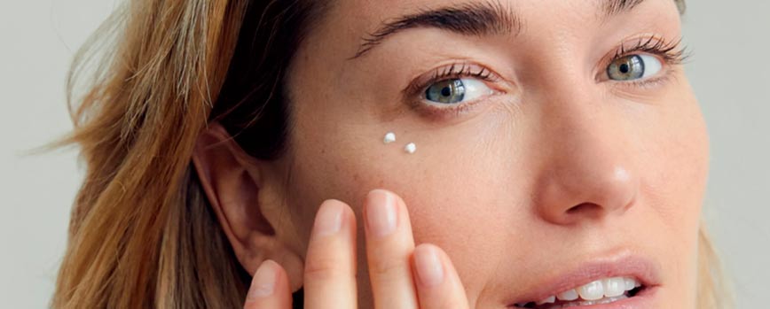 ¿Cómo eliminar las arrugas que aparecen debajo de los ojos?