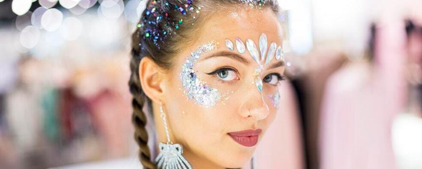 La importancia del maquillaje en los outfits de festival de verano para mujer