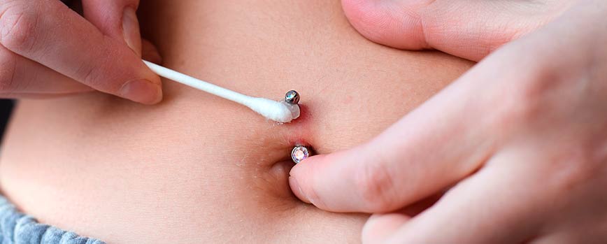 ¿Cómo curar piercing ombligo infectado?