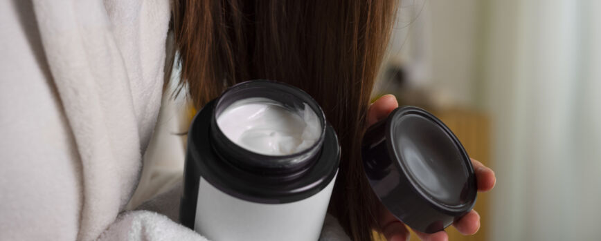 Rutina nocturna de golpes de cabello de mujer de vista lateral