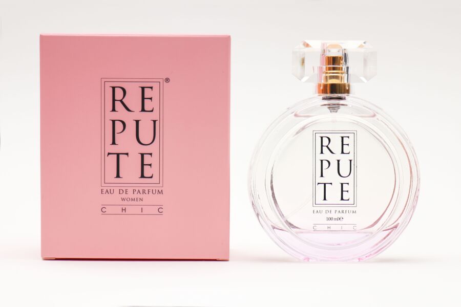 Foto de alta calidad de la botella y el embalaje del perfume Repute, que muestra un diseño de lujo.