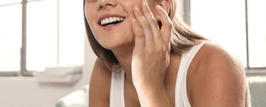 Una hermosa mujer joven probando productos de belleza
