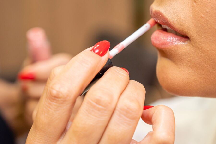 Detalle de los labios de una mujer cuidadosamente pintados con lápiz labial.