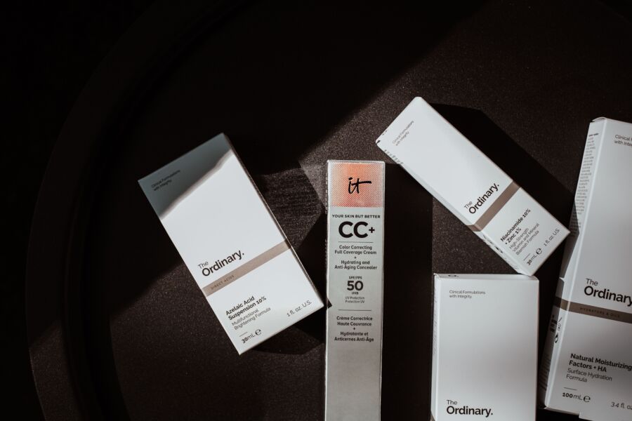 Elegante disposición plana de productos para el cuidado de la piel con iluminación suave.