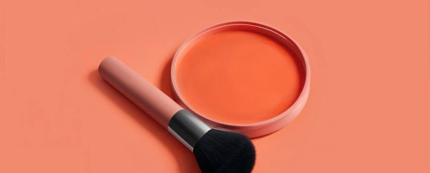 Producto cosmético con tonos de color del año y embalaje 3D