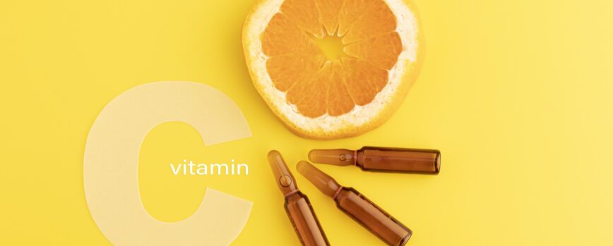 Un primer plano de los complementos alimenticios con naranja