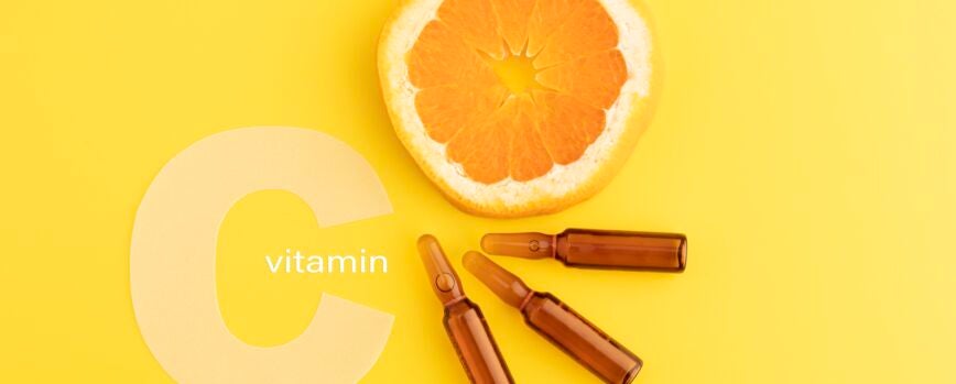 Un primer plano de los complementos alimenticios con naranja