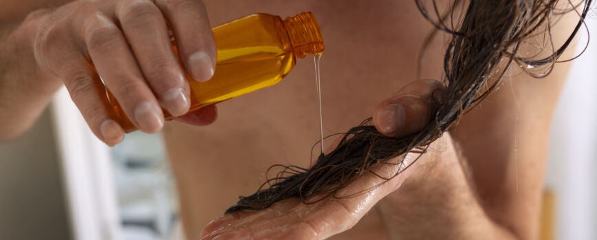 Rutina nocturna de golpes de cabello de hombre de alto ángulo