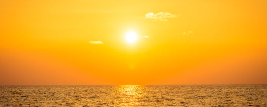 La puesta de sol con el mar