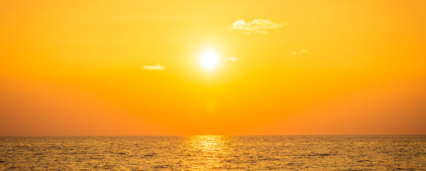 La puesta de sol con el mar