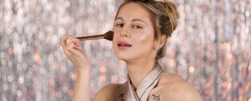 Retrato de maquillador aplicando productos