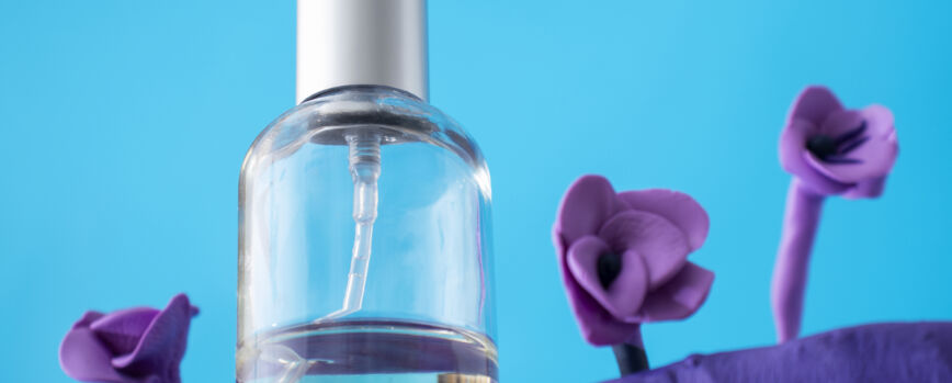 Frasco de perfume a base de ingredientes del suelo.