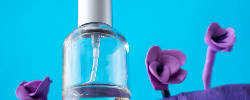 Frasco de perfume a base de ingredientes del suelo.