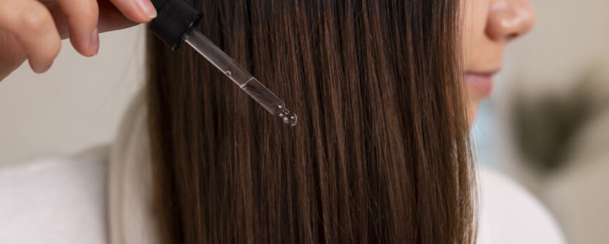 Rutina nocturna de golpes de cabello de mujer de vista lateral