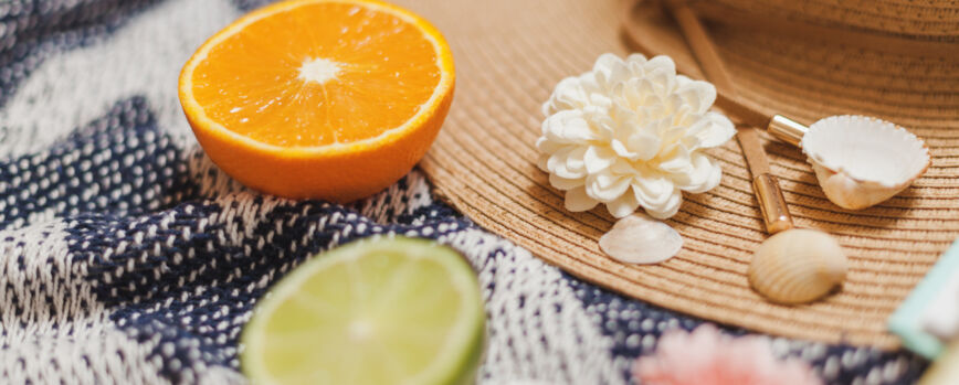 Frutas y sombrero de playa