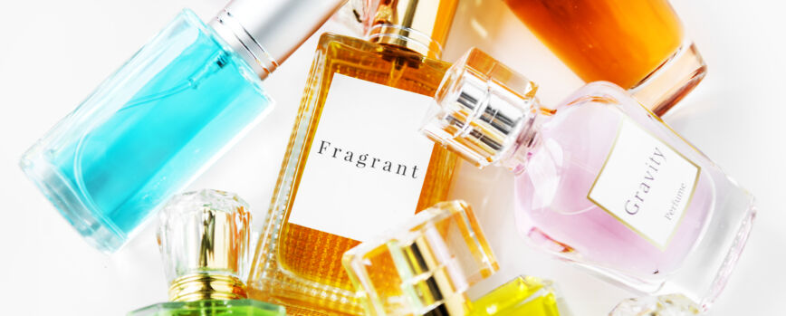 Colección de pequeños frascos de perfume