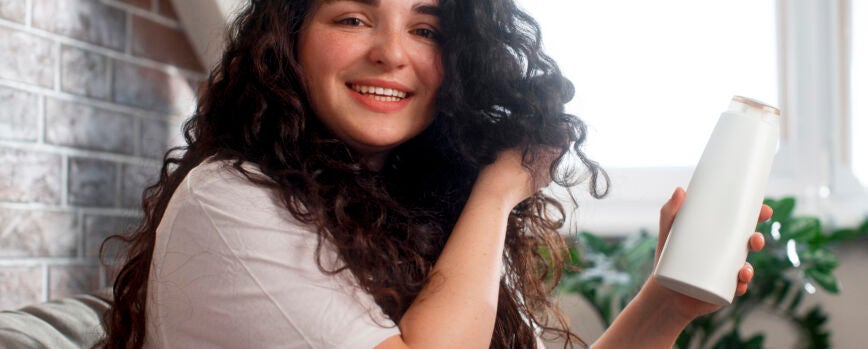 Mujer joven de talla media con el cabello rizado