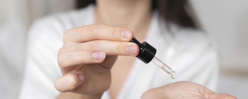 Mujer haciendo un tratamiento de autocuidado de belleza