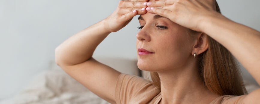 Mujer de tiro medio practicando yoga facial
