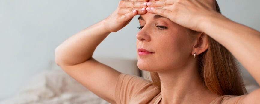 Mujer de tiro medio practicando yoga facial