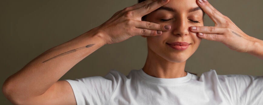 Retrato de mujer joven practicando yoga facial para jóvenes