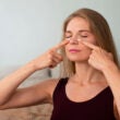 Vista frontal mujer practicando yoga facial