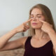 Vista frontal mujer practicando yoga facial