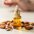 aceite serum facial producto y almendras al lado