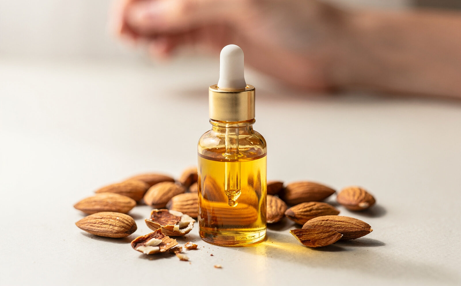 aceite serum facial producto y almendras al lado
