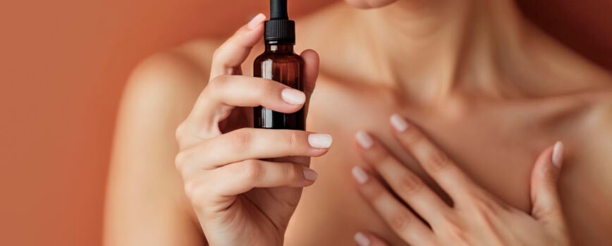 Mujer con un frasco de suero