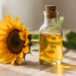aceite de girasol en la mesa con un girasol al lado