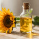 aceite de girasol en la mesa con un girasol al lado