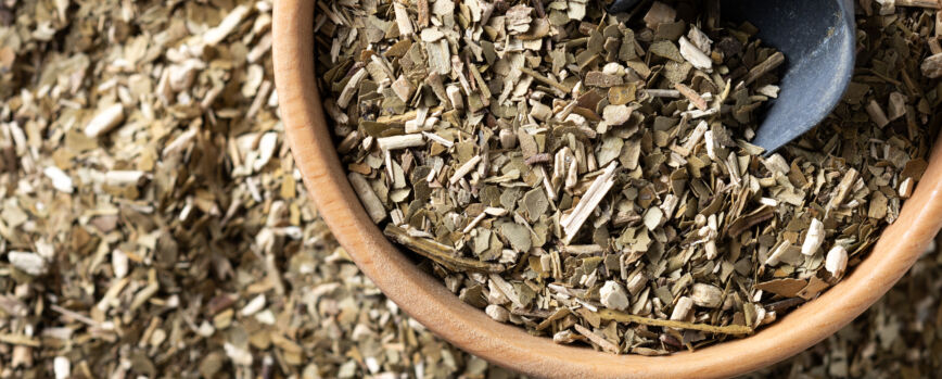 Yerba mate tradicional en un cuenco de madera en una mesa de madera