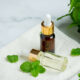 Aceite esencial de menta pimienta en botella con menta verde fresca
